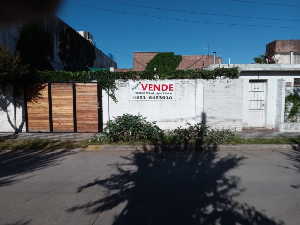 DUEÑO VENDE TERRENO CON DEPARTAMENTO – U$S  50.000